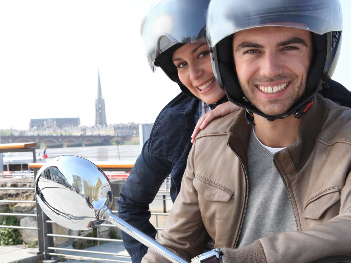 Een man en vrouw op een motor met gehoorbescherming